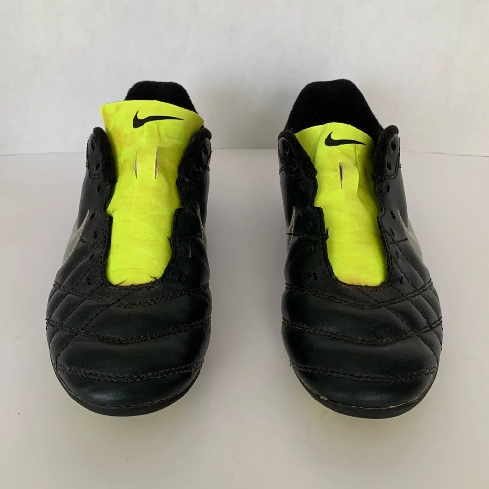 Nike Cleats Boy’s Size 3.5 JR Tiempo Rio FG-R Black White Metallic Silver